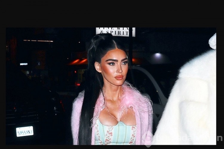 Megan Fox, göğüslerini yaptırdı