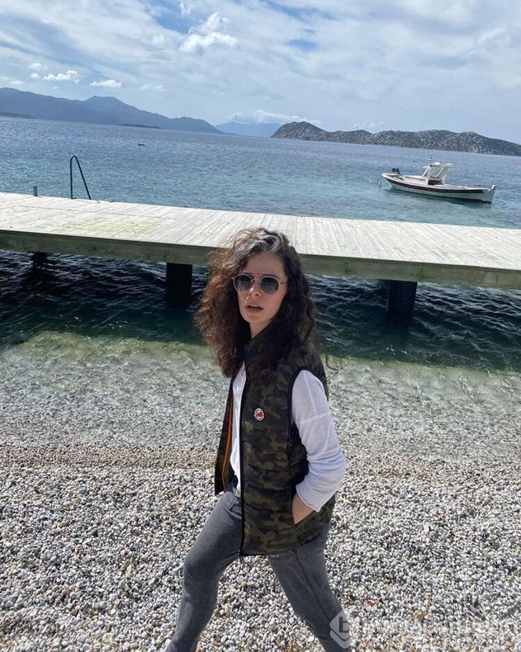Özge Özpirinçci tarzını yeniledi