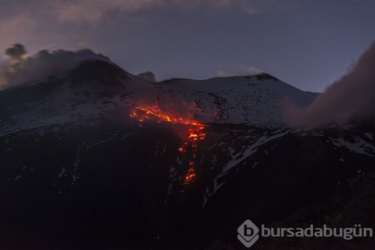 Etna Yanardağı yeniden lav püskürtmeye başladı