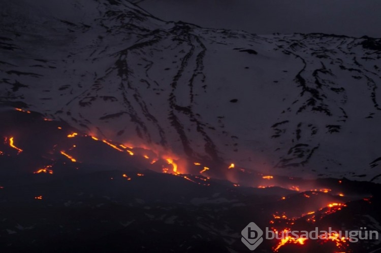 Etna Yanardağı yeniden lav püskürtmeye başladı