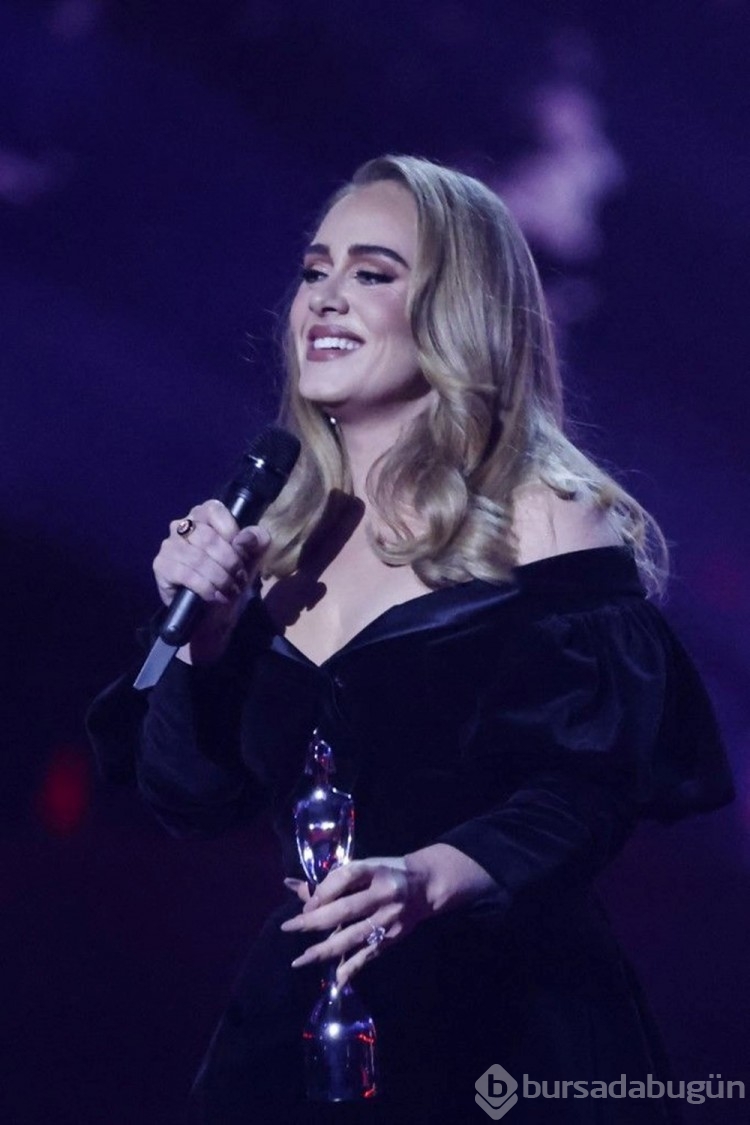 Adele'den sevgilisine konserde doğum günü sürprizi
