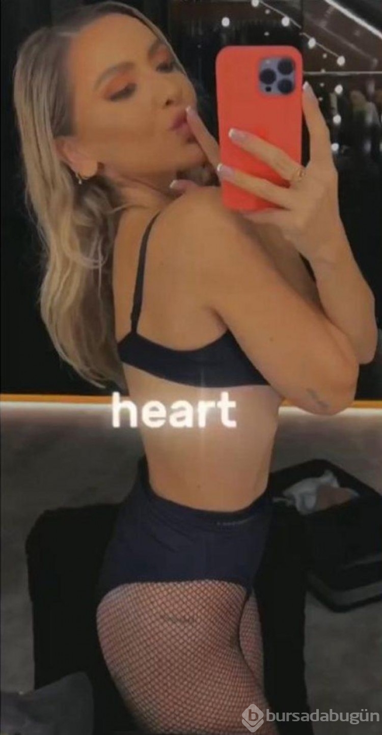 Hadise 2022'ye seksi pozlarıyla veda etti! 