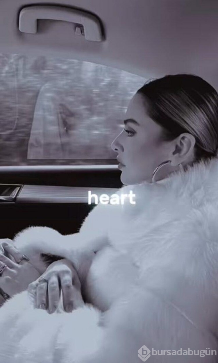 Hadise 2022'ye seksi pozlarıyla veda etti! 