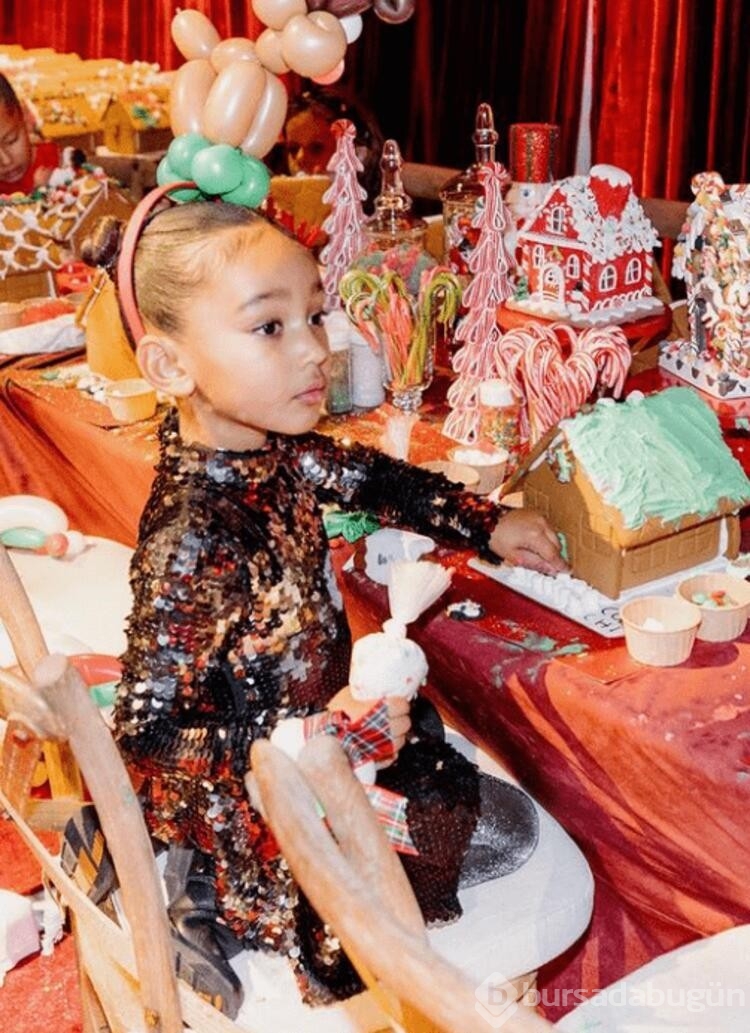 Kim Kardashian noel'i karnavala çevirdi
