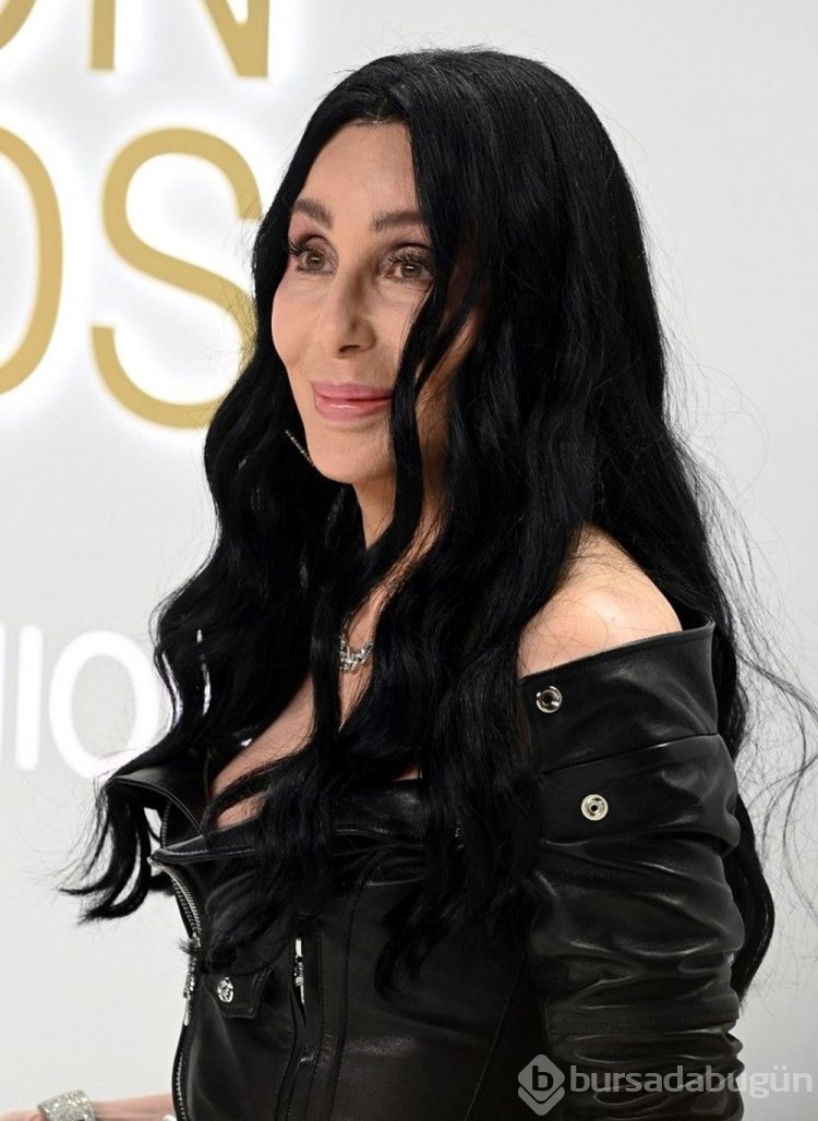 Cher'in 40 yaş küçük sevgilisiyle nişanlandı mı?