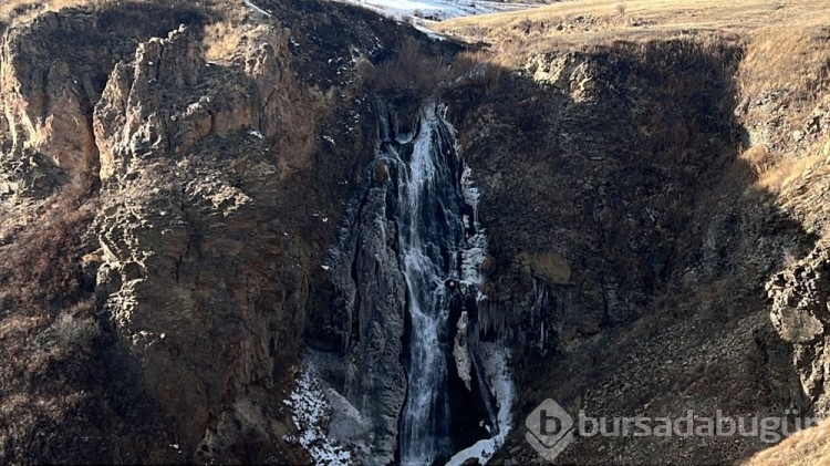 Kars'ta 75 metreden akan Susuz Şelalesi donmaya yüz tuttu