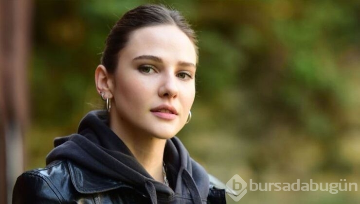 Alina Boz iddialı beyaz elbisesiyle yılbaşı partisinde