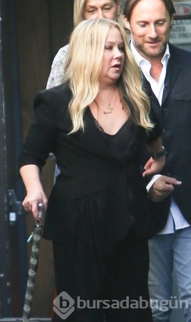 Christina Applegate bastonsuz yürüyemediğini açıkladı