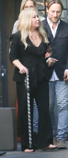 Christina Applegate bastonsuz yürüyemediğini açıkladı