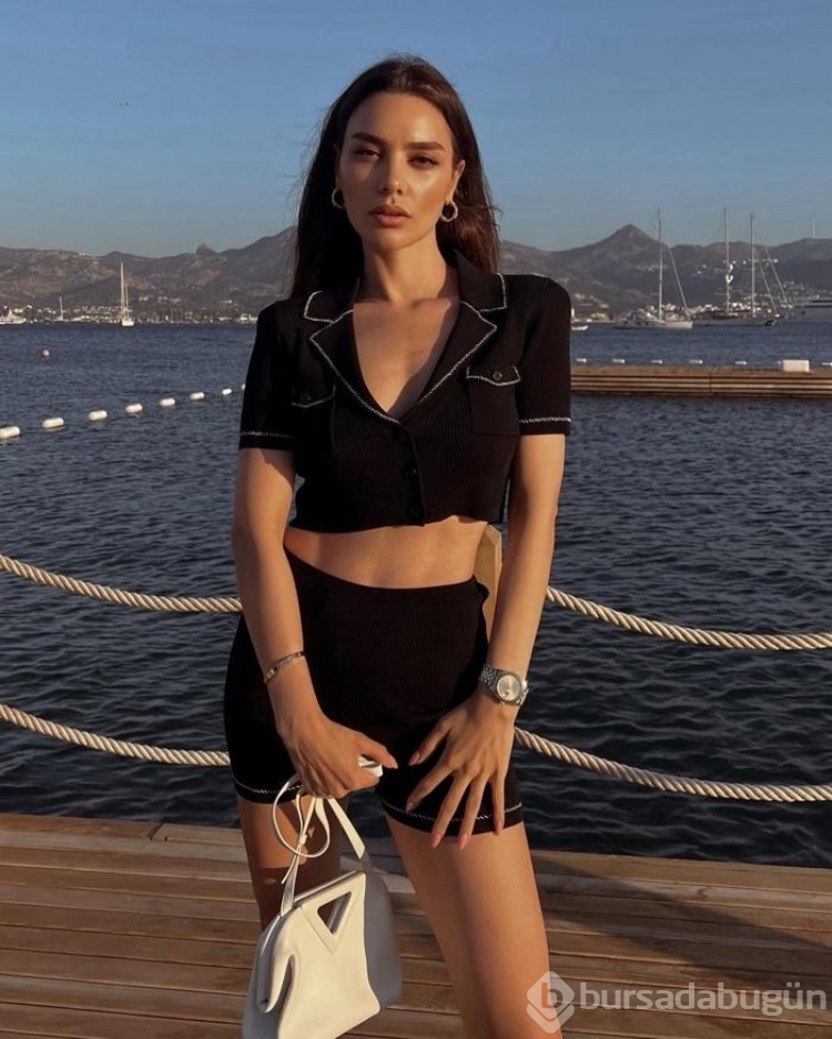 Hazal Filiz Küçükköse kıyafeti gözlerden kaçmadı
