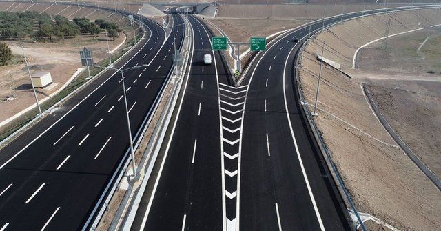 Yol kenarındaki beyaz levhalar ne anlama geliyor?