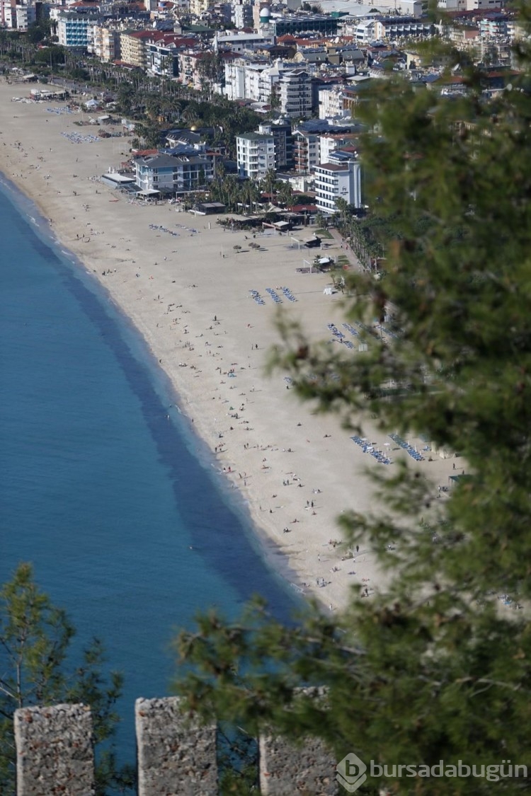 Antalya'da turistler aralık ayında denize girdiler