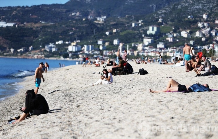 Antalya'da turistler aralık ayında denize girdiler