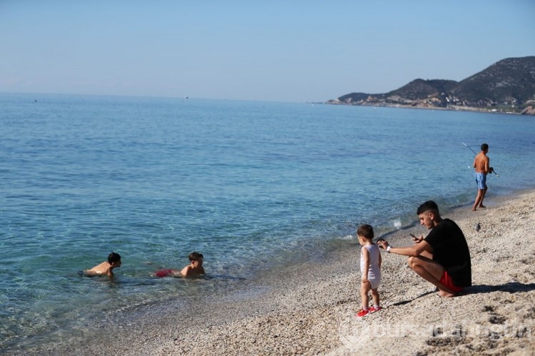 Antalya'da turistler aralık ayında denize girdiler