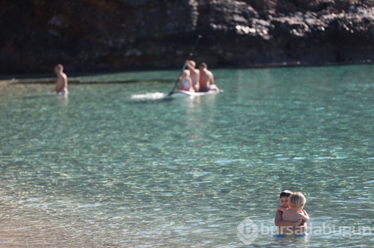 Antalya'da turistler aralık ayında denize girdiler