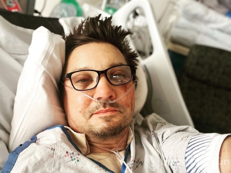 Kaza geçiren Jeremy Renner hastaneden paylaşımda bulundu