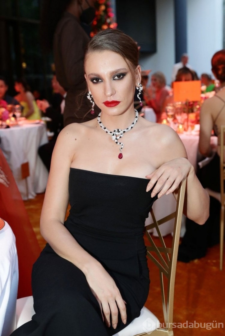 Serenay Sarıkaya ve Burak Deniz çıplak poz verdiler