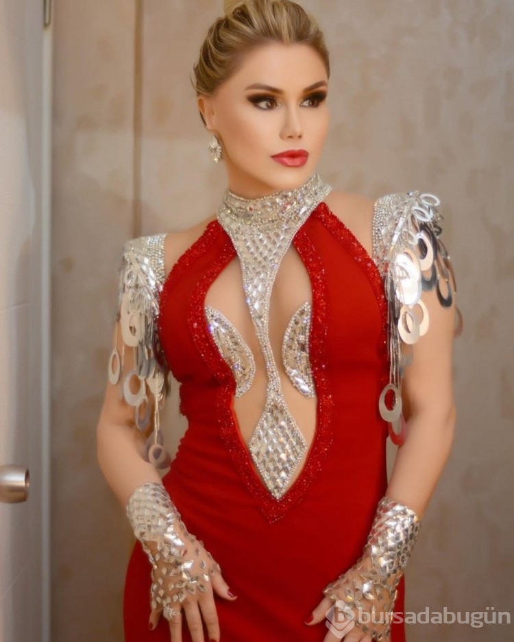 Ceylan, dekolteli elbisesiyle poz verdi