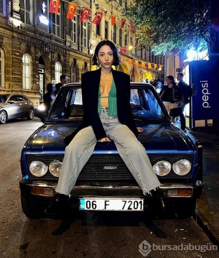 Zeynep Bastık'tan yatak pozu 