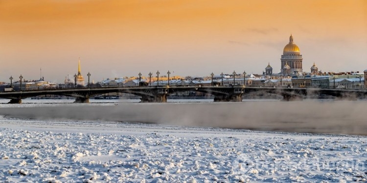 Beyazlara bürünen St. Petersburg güzelliğiyle büyülüyor