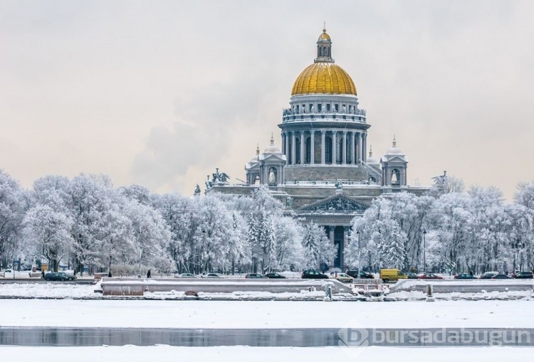 Beyazlara bürünen St. Petersburg güzelliğiyle büyülüyor