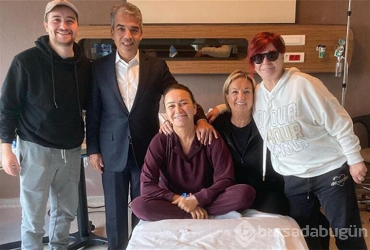 Emel Müftüoğlu Selda Bağcan'ı paylaştı
