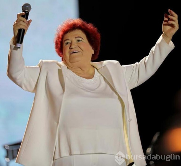 Emel Müftüoğlu Selda Bağcan'ı paylaştı
