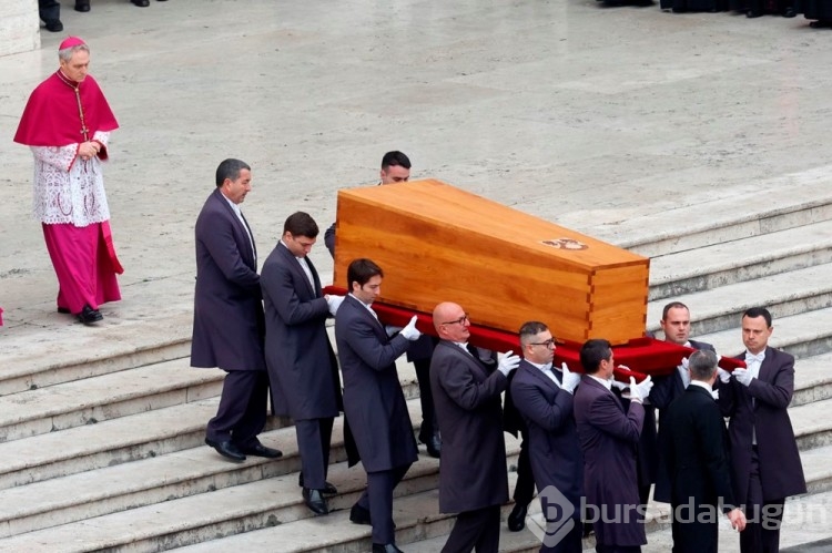 Papa 16. Benediktus toprağa verildi