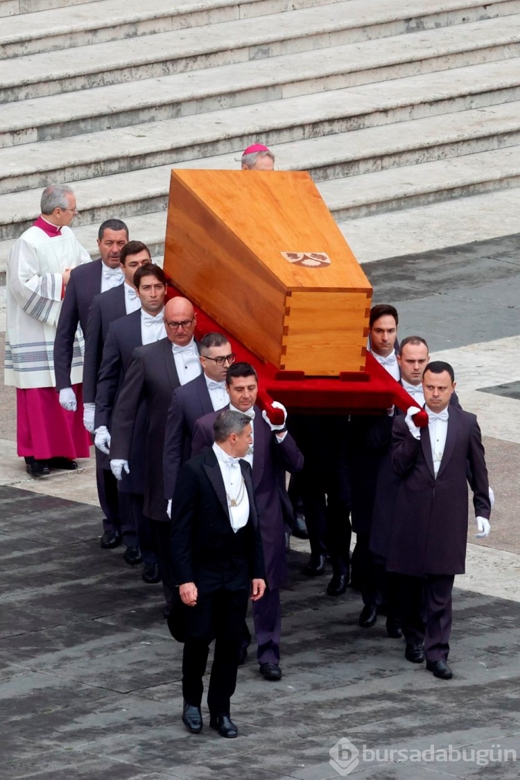 Papa 16. Benediktus toprağa verildi