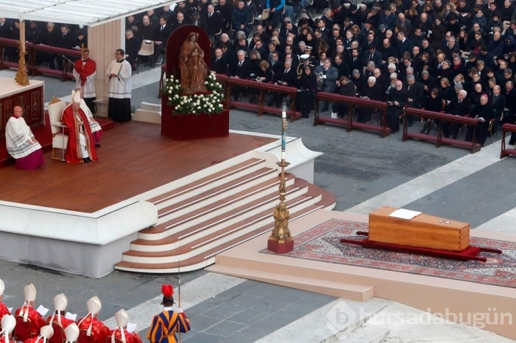 Papa 16. Benediktus toprağa verildi
