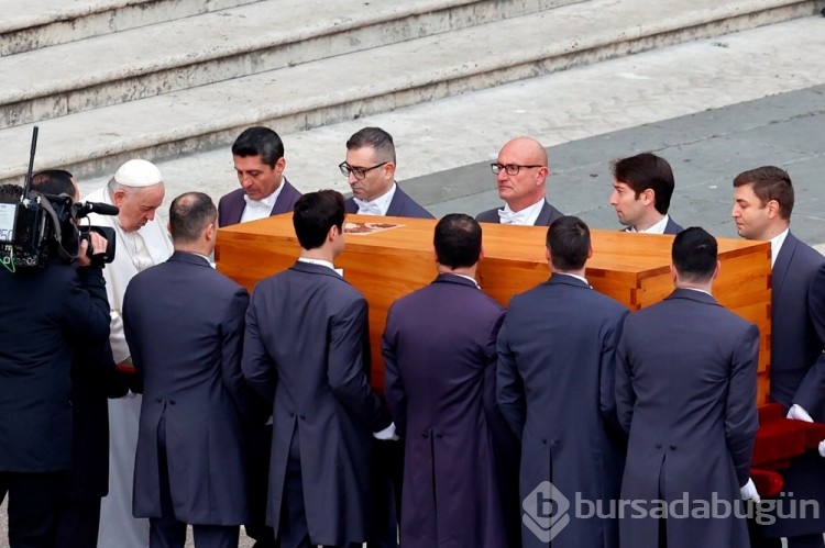 Papa 16. Benediktus toprağa verildi