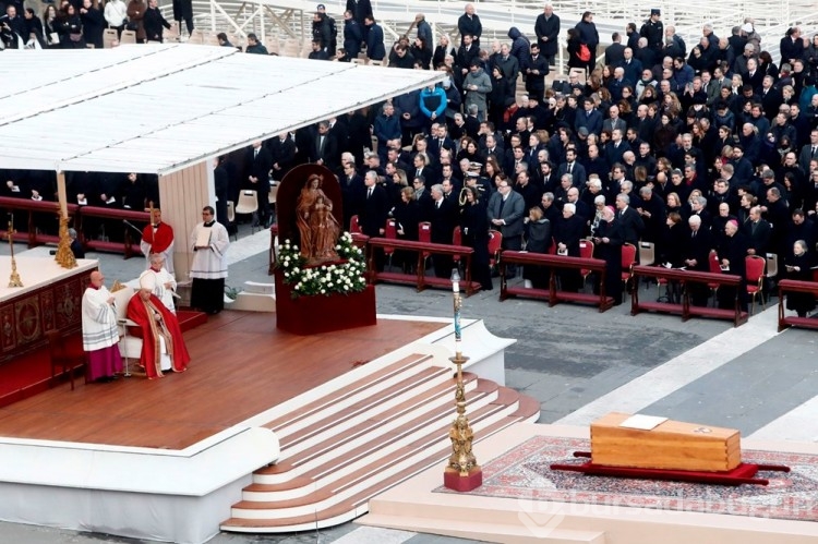 Papa 16. Benediktus toprağa verildi