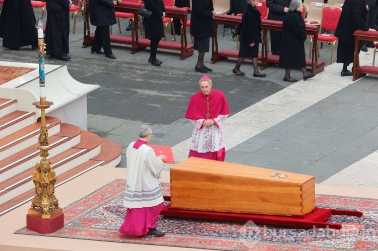 Papa 16. Benediktus toprağa verildi