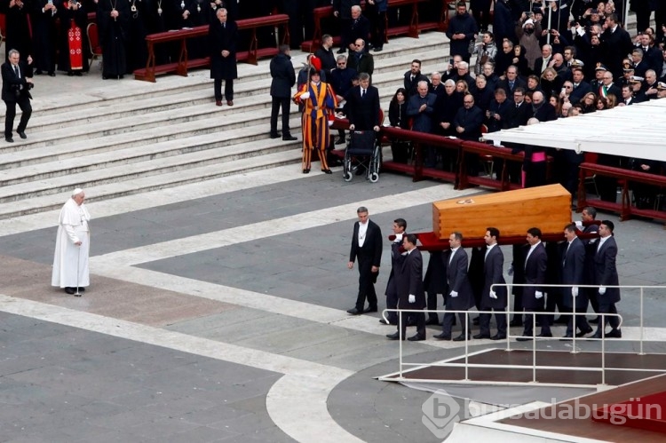 Papa 16. Benediktus toprağa verildi