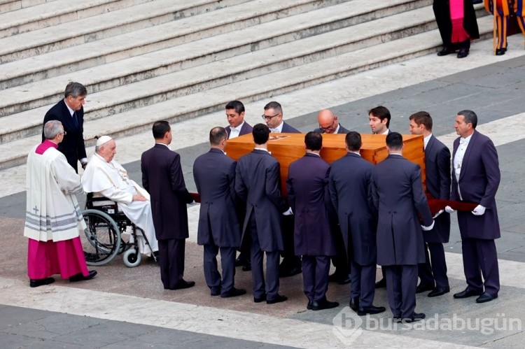 Papa 16. Benediktus toprağa verildi
