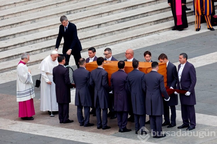 Papa 16. Benediktus toprağa verildi