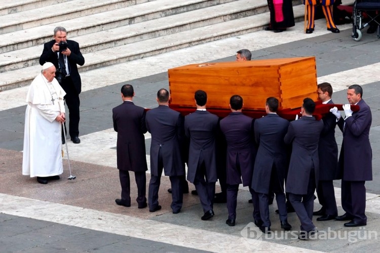 Papa 16. Benediktus toprağa verildi