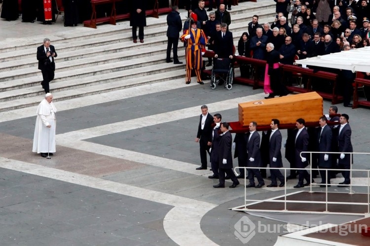 Papa 16. Benediktus toprağa verildi