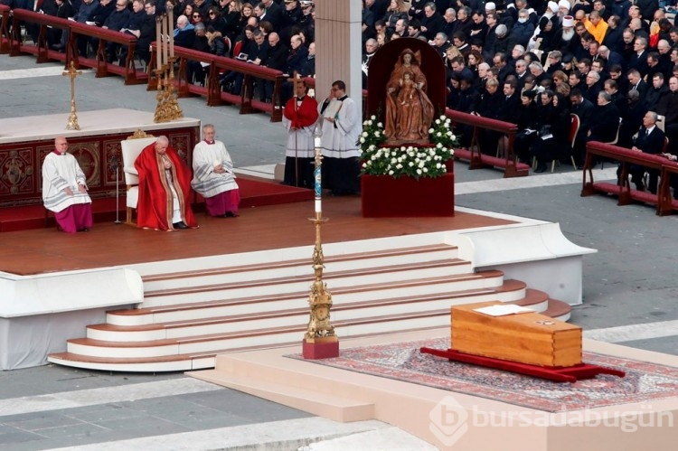 Papa 16. Benediktus toprağa verildi