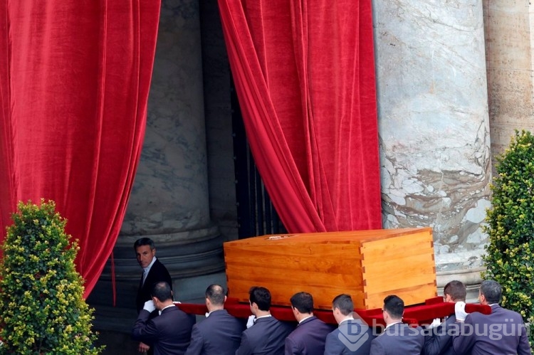 Papa 16. Benediktus toprağa verildi