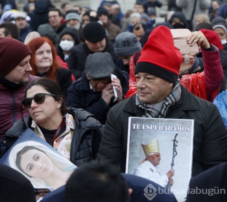 Papa 16. Benediktus toprağa verildi