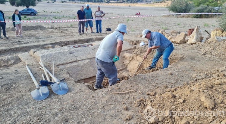 Tarla süren çiftçiden büyük keşif