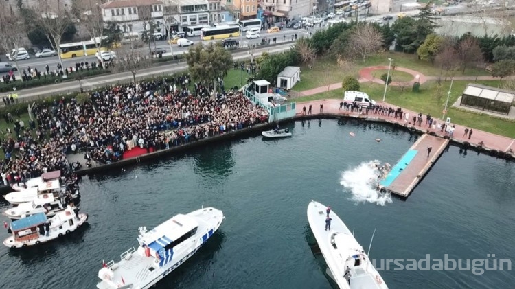 Haliç'te haç çıkarma töreni yapıldı
