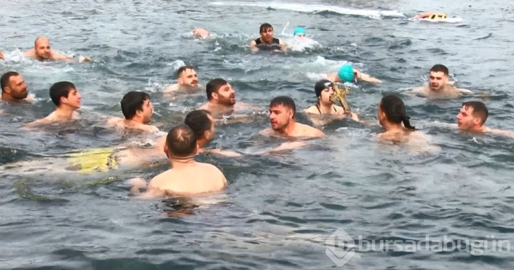 Haliç'te haç çıkarma töreni yapıldı