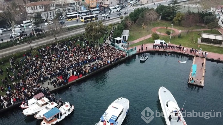 Haliç'te haç çıkarma töreni yapıldı