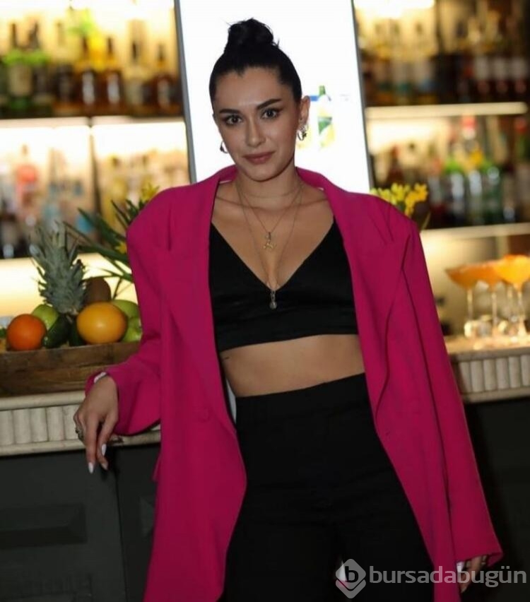 Hande Doğandemir kıyafetiyle kendine hayran bıraktı