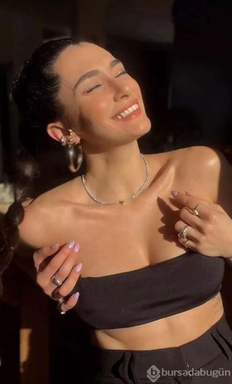 Hande Doğandemir kıyafetiyle kendine hayran bıraktı