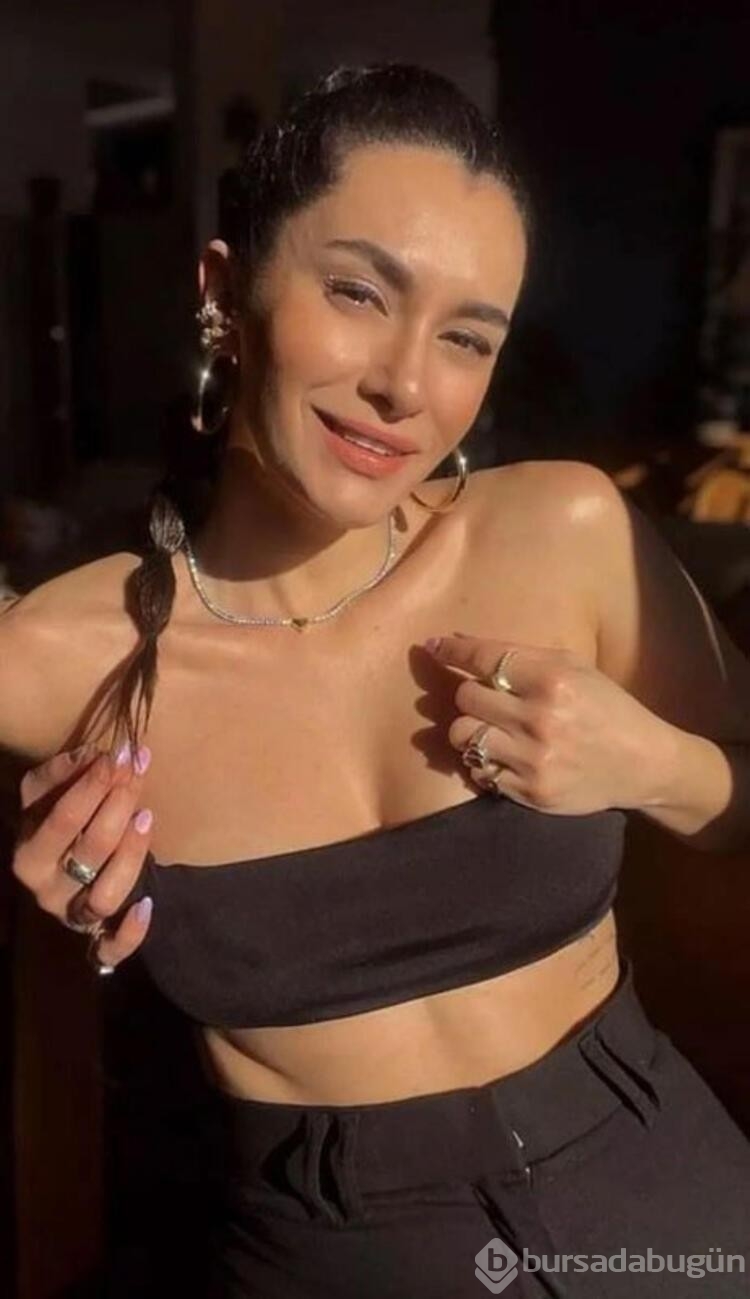 Hande Doğandemir kıyafetiyle kendine hayran bıraktı