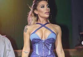 İrem Derici'nin memeleri 6 yaşında
