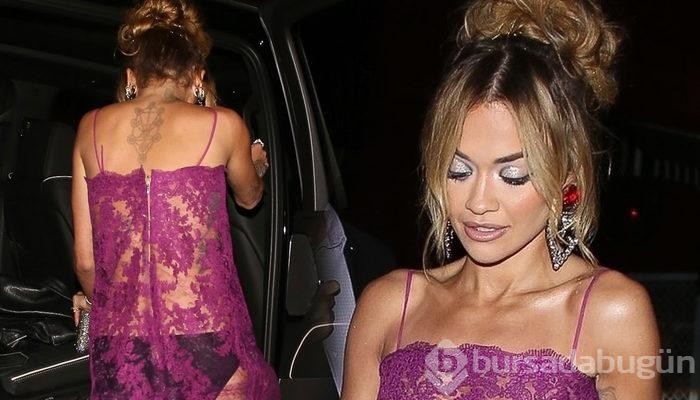 Rita Ora şimdi de yatakta üstsüz...